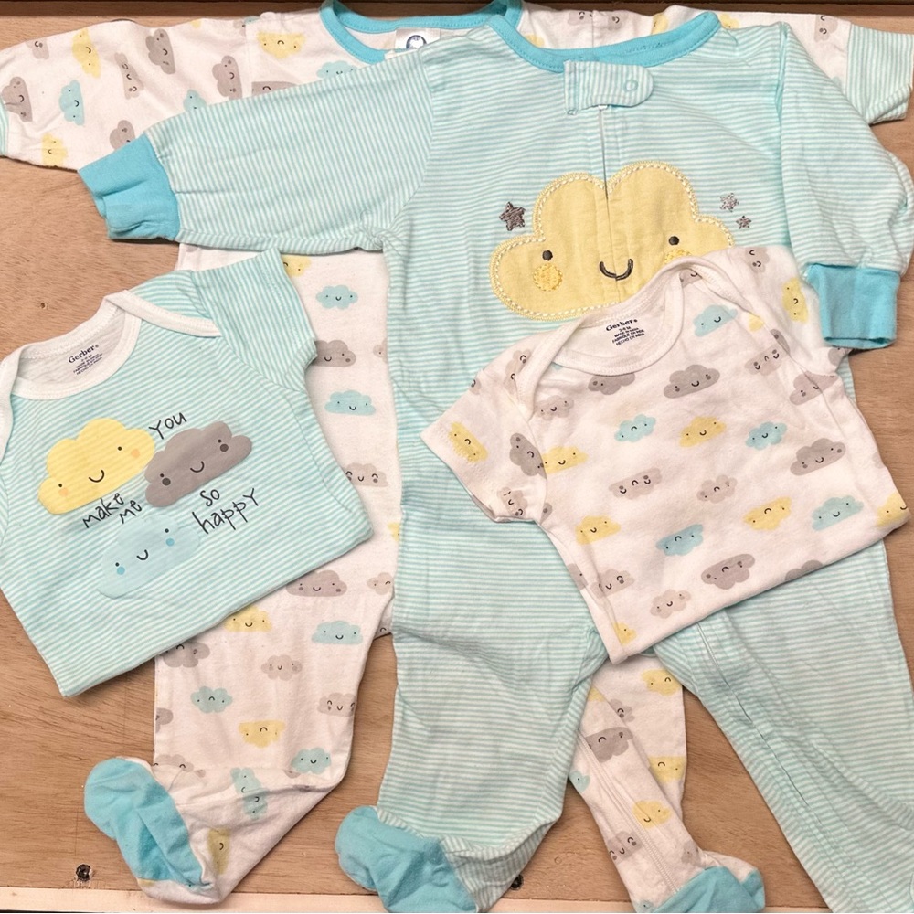 Gerber footies & onesie bundle 3-6month